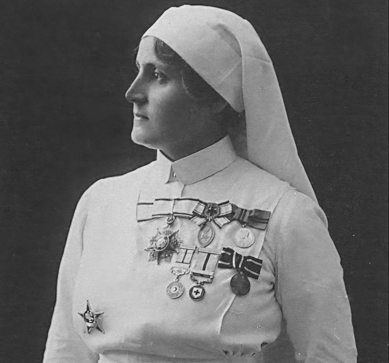 A historical portrait of volunteer nurse Safiye Huseyin Elbi, who received the Ottoman Empire’s Order of Compassion (Sefkat Nisani) for her humanitarian work caring for wounded soldiers during wartime. (AA Photo)