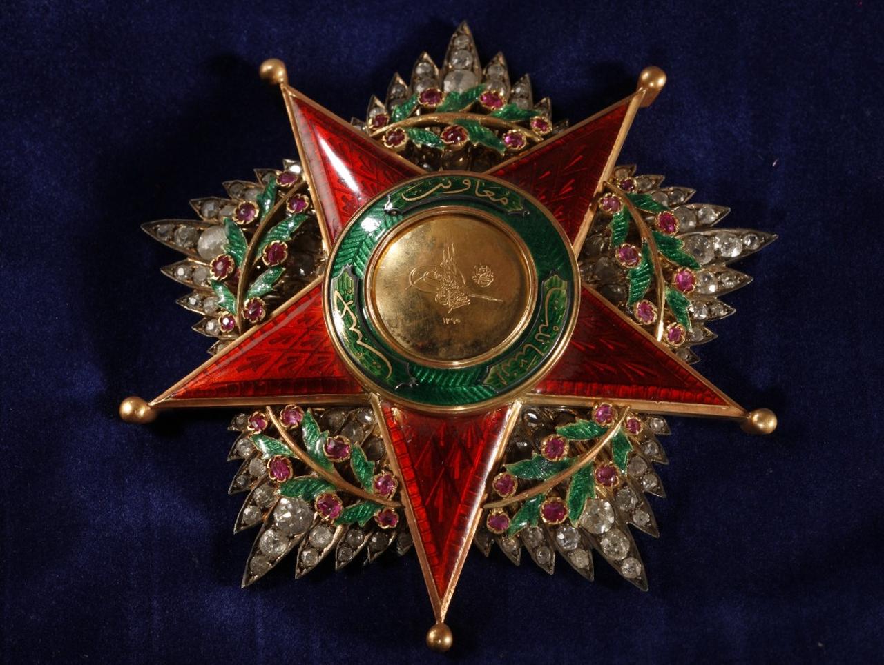 A close view of the Order of Compassion (Sefkat Nisani), featuring red and green enamel, precious stones and the imperial monogram of Abdulhamid II at its center. (AA Photo)