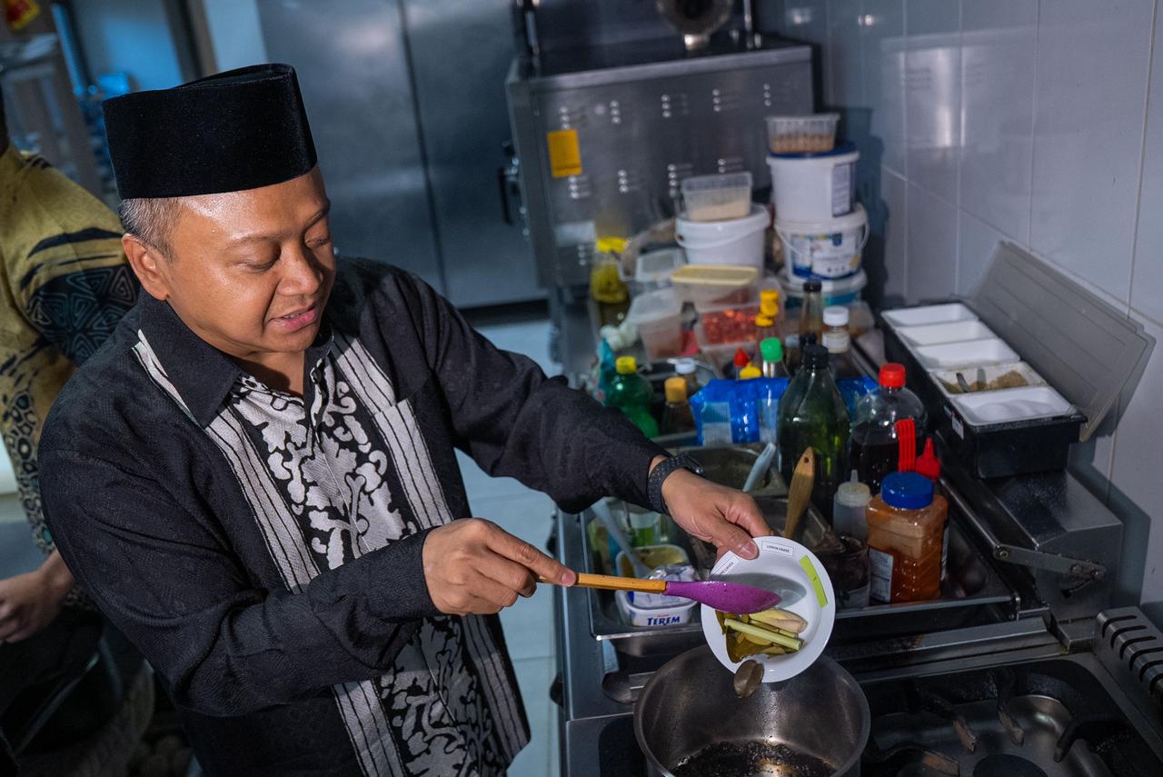 Indonesian Ambassador to Ankara Achmad Rizal Purnama prepares ingredients while cooking traditional Indonesian dishes during a Ramadan food demonstration in Ankara, Türkiye, March 8, 2026. (AA Photo)