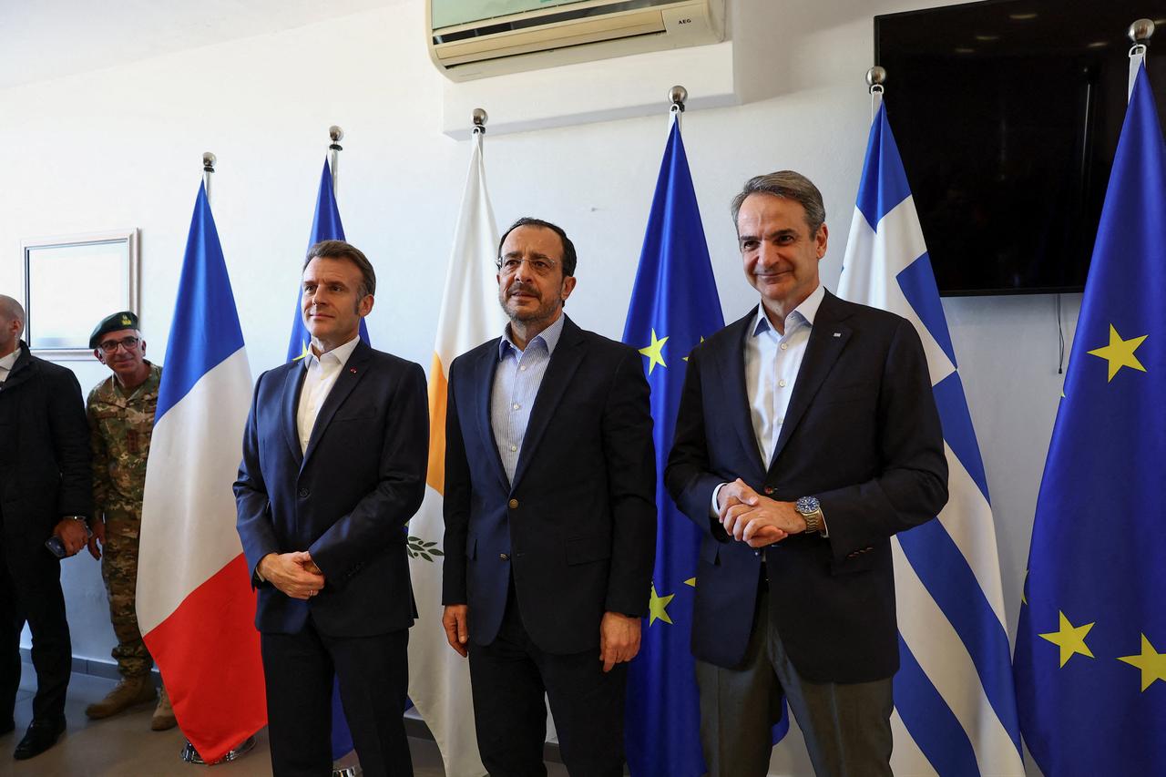French President Emmanuel Macron (L) meets Greek Cyprus leader Nikos Christodoulides (R) and Greek PM Kyriakos Mitsotakis during a visit to Paphos, Greek Cyprus on March 9, 2026. (AFP Photo)