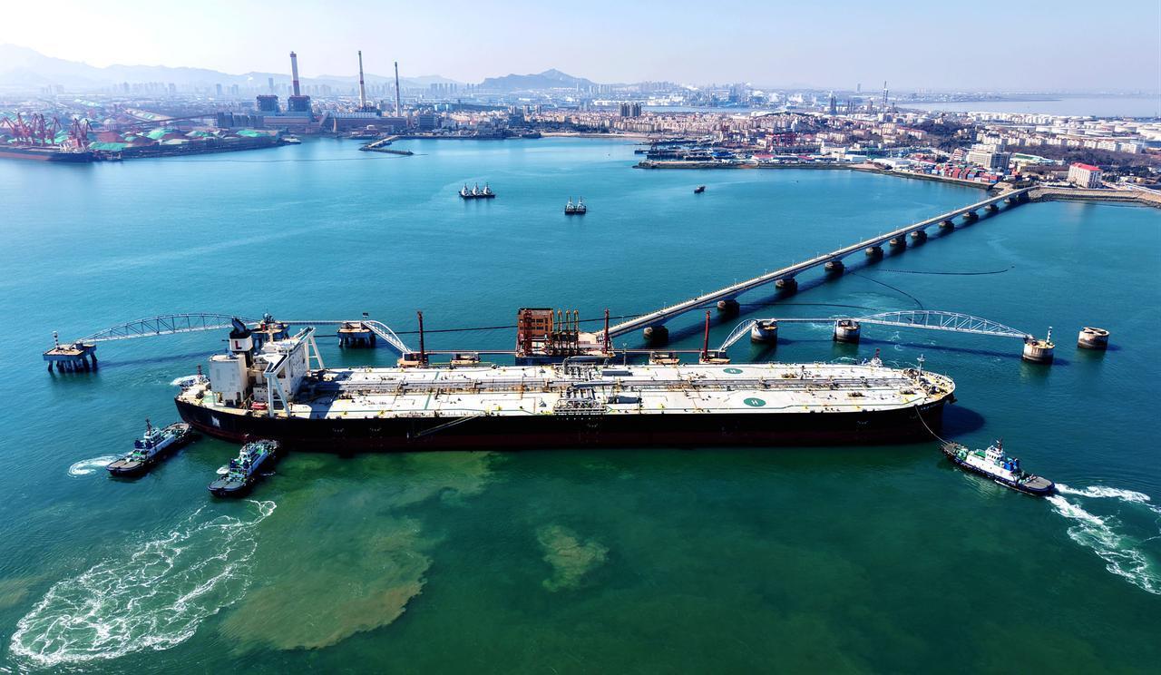 A crude oil tanker is guided to a berth at the oil terminal at the port in Qingdao, in China’s eastern Shandong province, on March 7, 2026. (AFP Photo)
