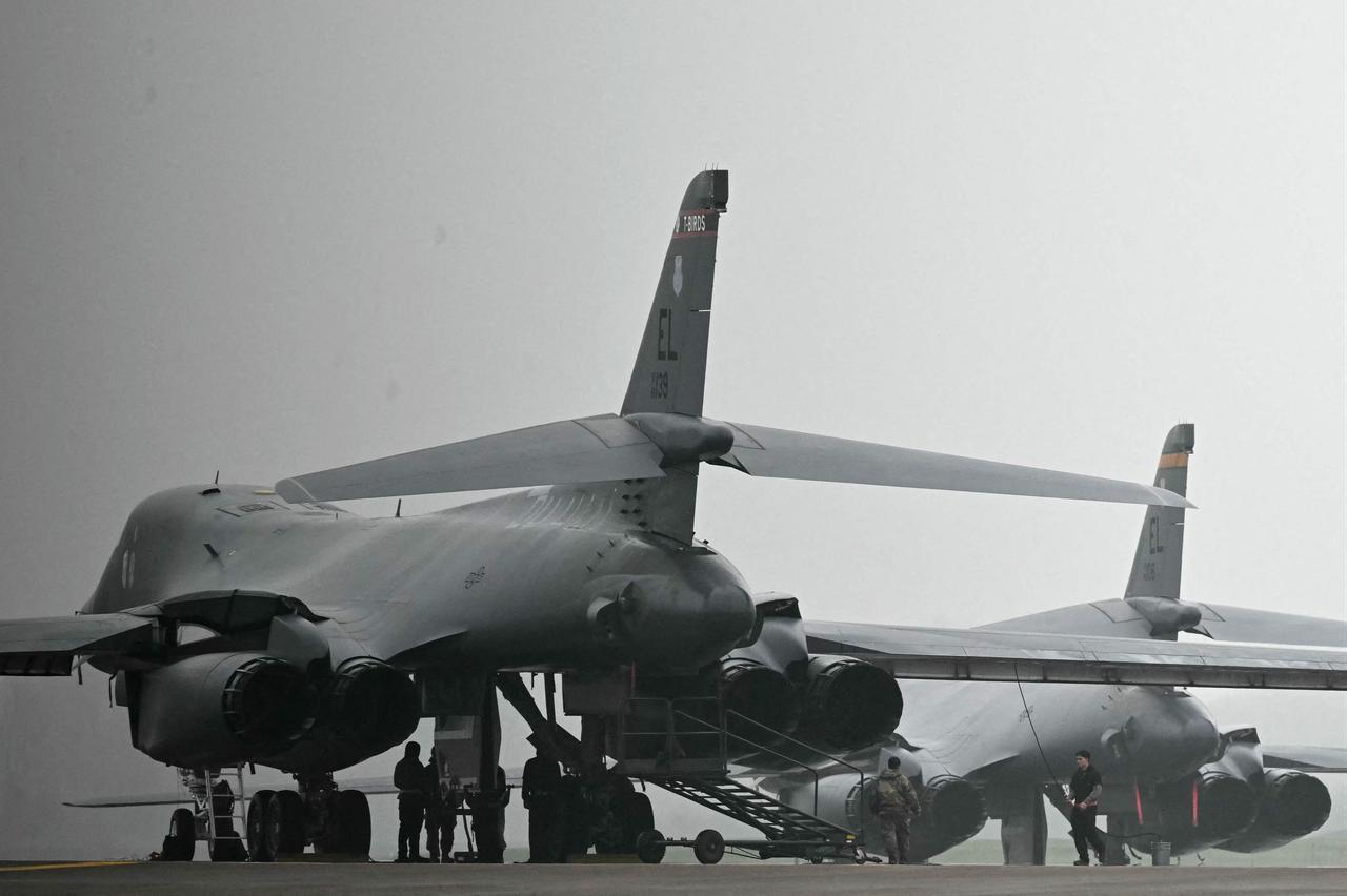 A US Air Force B-1 Lancer bomber is worked on by military personnel at RAF Fairford in south west England shortly after sunrise on March 7, 2026. (AFP Photo)