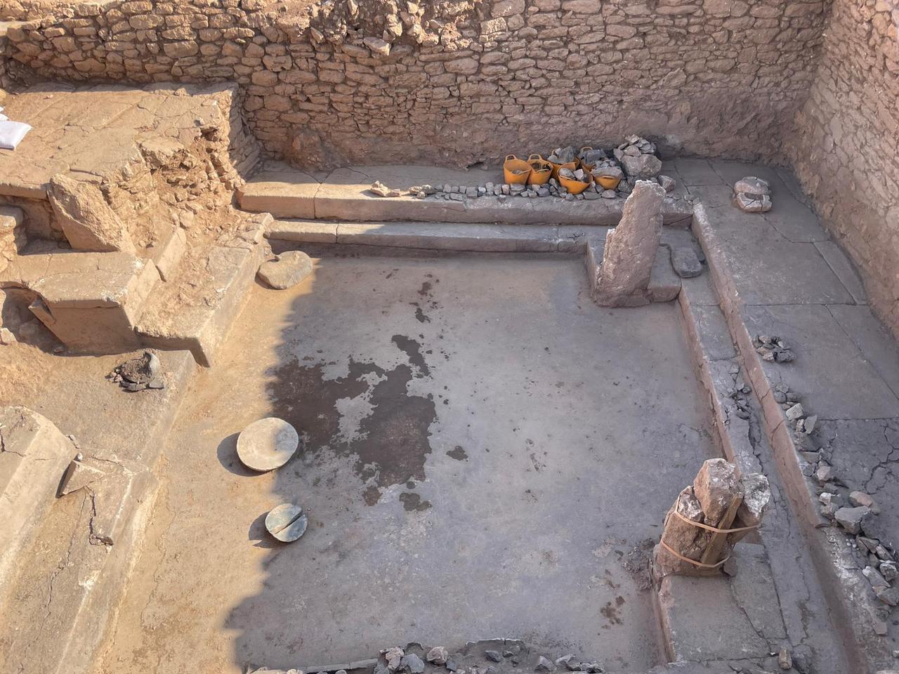 The newly excavated rectangular building at Karahantepe, with carved benches, plastered wall sections and a central stone installation believed to have held ritual significance. (Photo by Koray Erdogan/Türkiye Today)