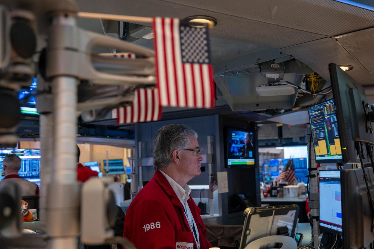 Traders work on the floor of the New York Stock Exchange (NYSE) in New York City, March 31, 2026. (AFP Photo)