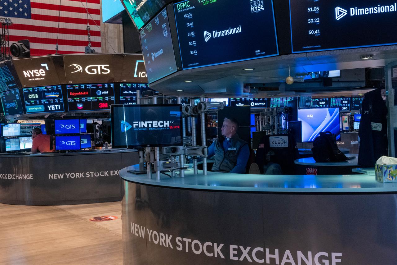 Traders work on the floor of the New York Stock Exchange (NYSE) in New York City, March 31, 2026. (AFP Photo)