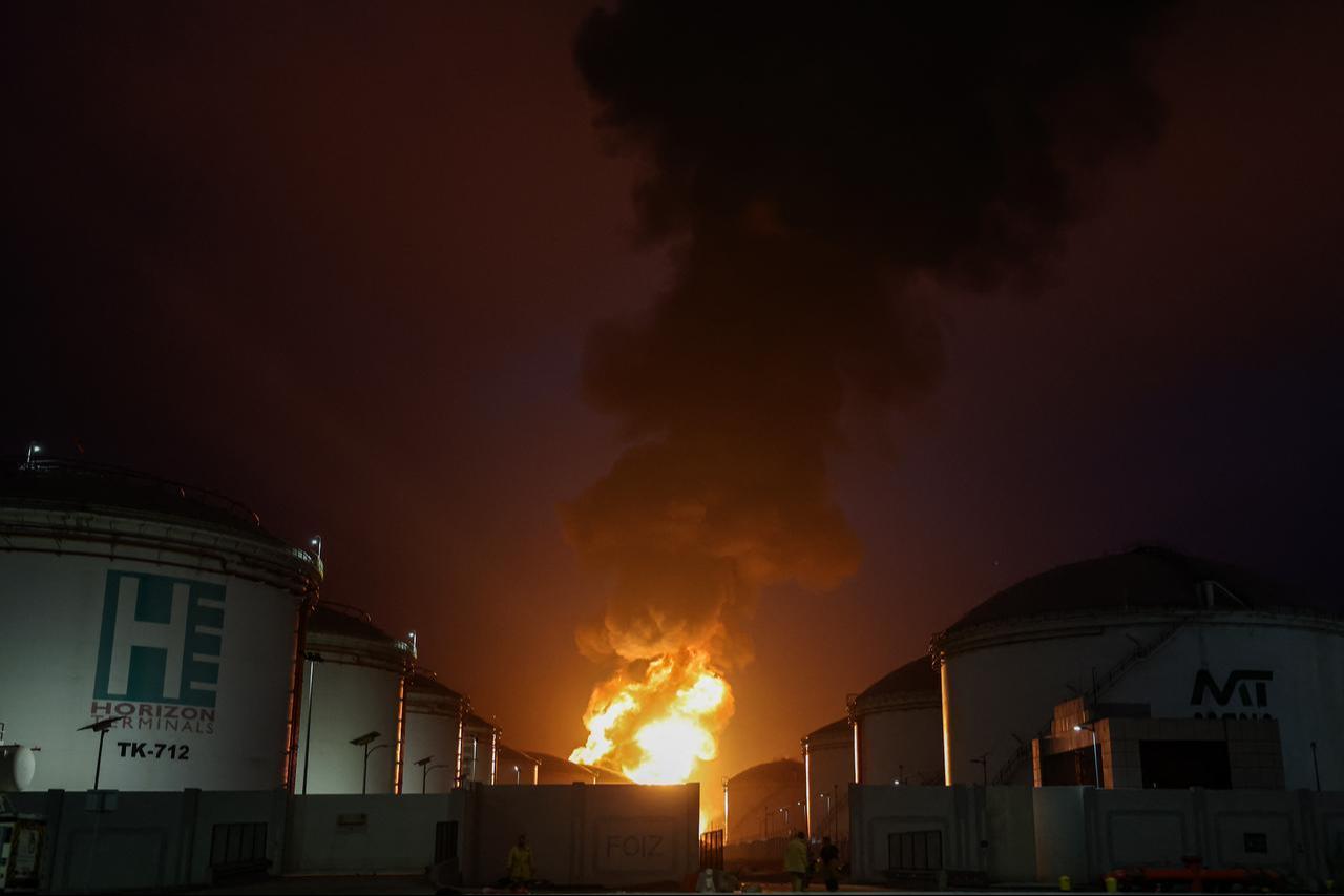 A plume of black smoke rises from an ongoing fire near fuel depots at the port of Fujairah in the gulf emirate of Fujairah, UAE on March 4, 2026. (AFP Photo)