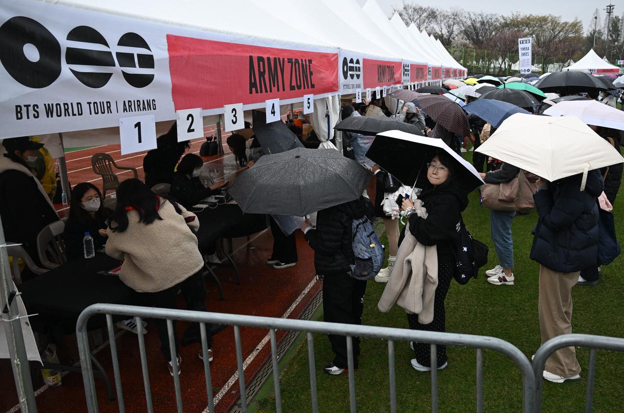 BTS fans queue at a fan zone ahead of a K-pop boy band BTS concert at a stadium in Goyang, April 9, 2026. (AFP Photo)
