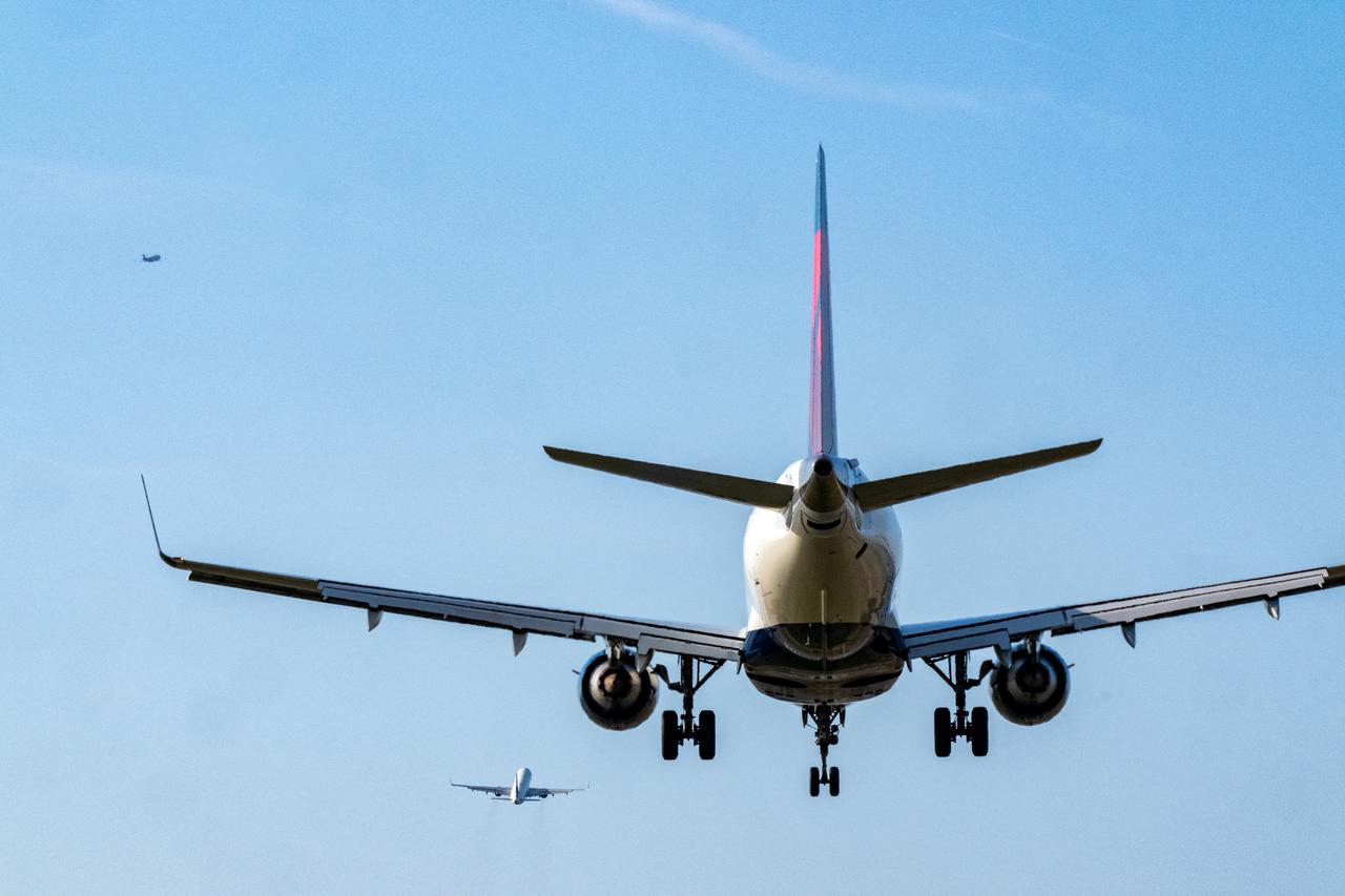 Commercial passenger planes land and take off on runway 19 at Reagan National Airport (DCA) in Washington, DC, on March 31, 2026. (AFP Photo)