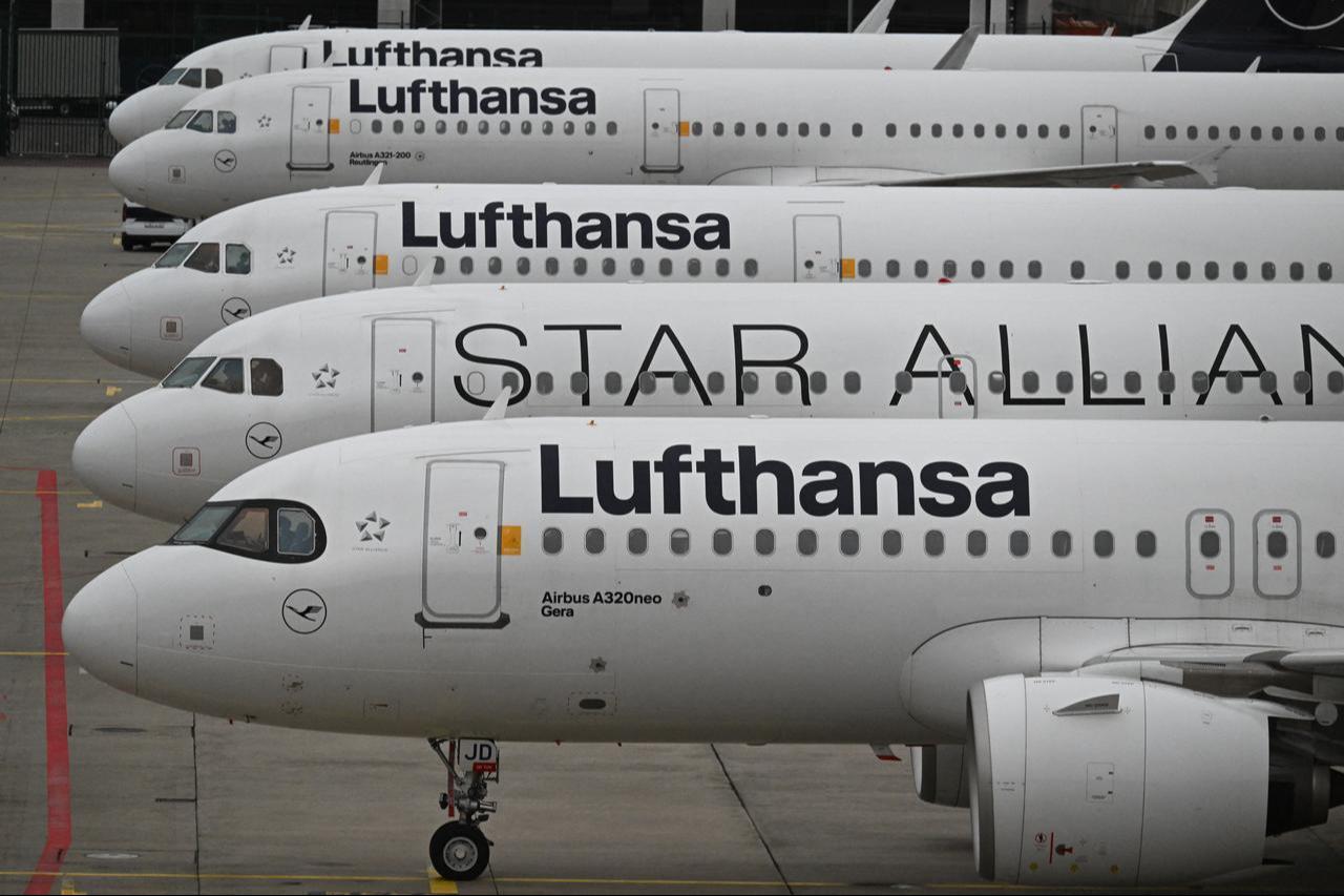 Planes operated by German airline Lufthansa sit on the tarmac at Frankfurt Airport in Frankfurt am Main, on April 10, 2026. (AFP Photo)