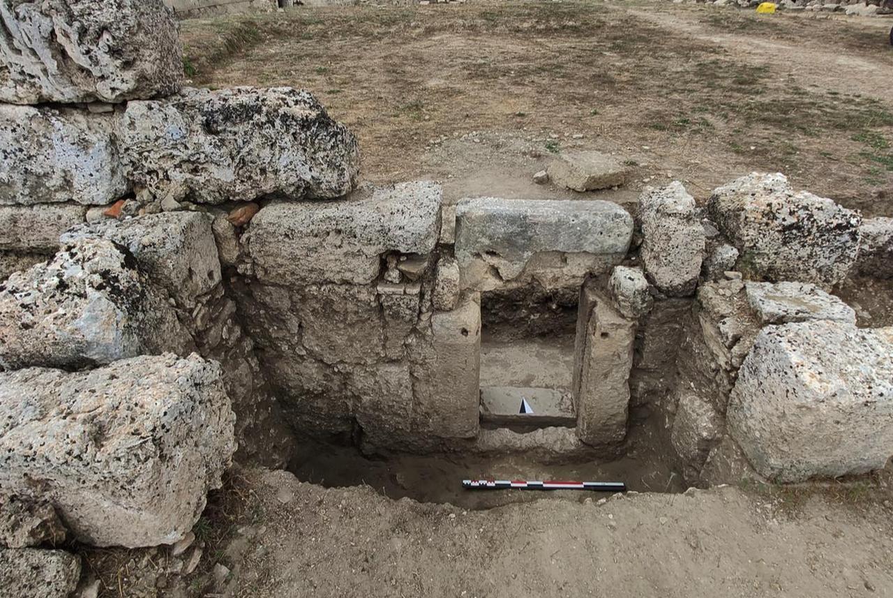 A second guillotine-style door uncovered during excavations at the ancient city of Perge in Antalya, Türkiye, 2021. (Photo via ABAAM Archive)
