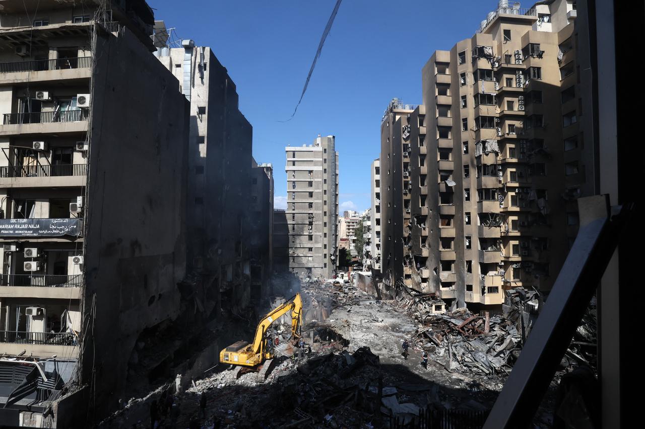 Lebanese first responders use a digger to search under the rubble at the site of an Israeli airstrike that targeted a building the day before in Beirut's Corniche al-Mazraa neighborhood, April 9, 2026. (AFP Photo)