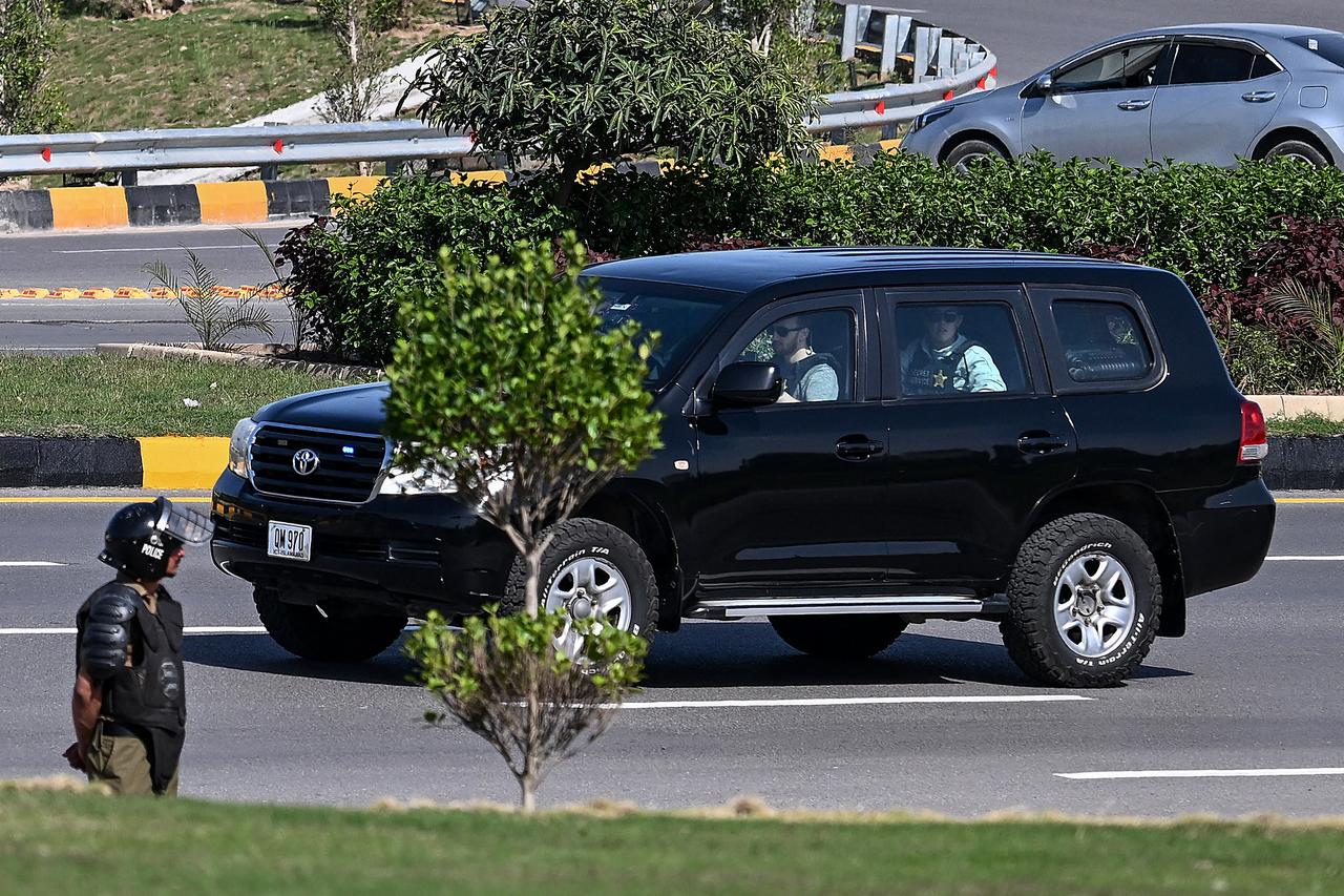 A motorcade vehicle carrying a US security officials makes its way toward the venue of the US–Iran talks in Islamabad, April 10, 2026. (AFP Photo)