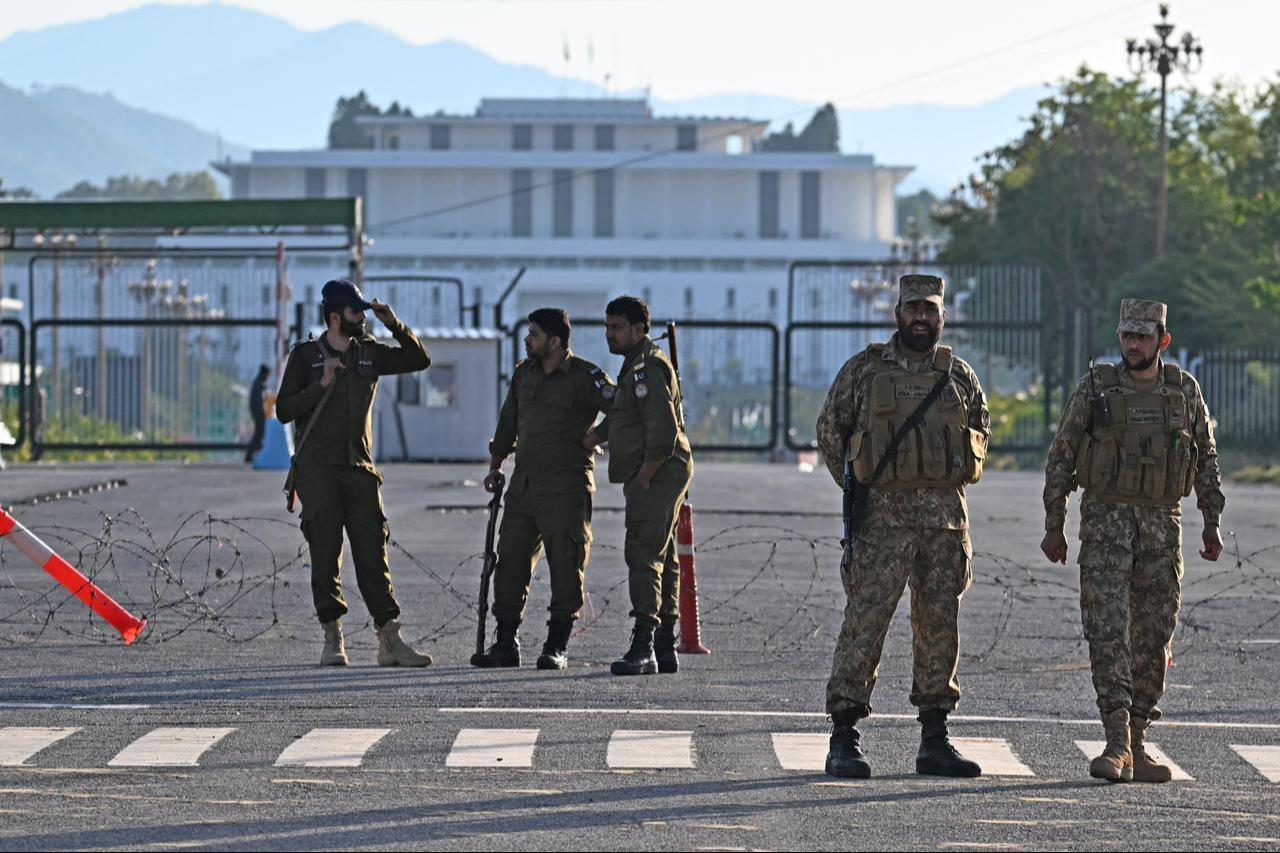 Pakistani soldiers and police officers stand guard near the President House in the Red Zone area in Islamabad on April 10, 2026. (AFP Photo)