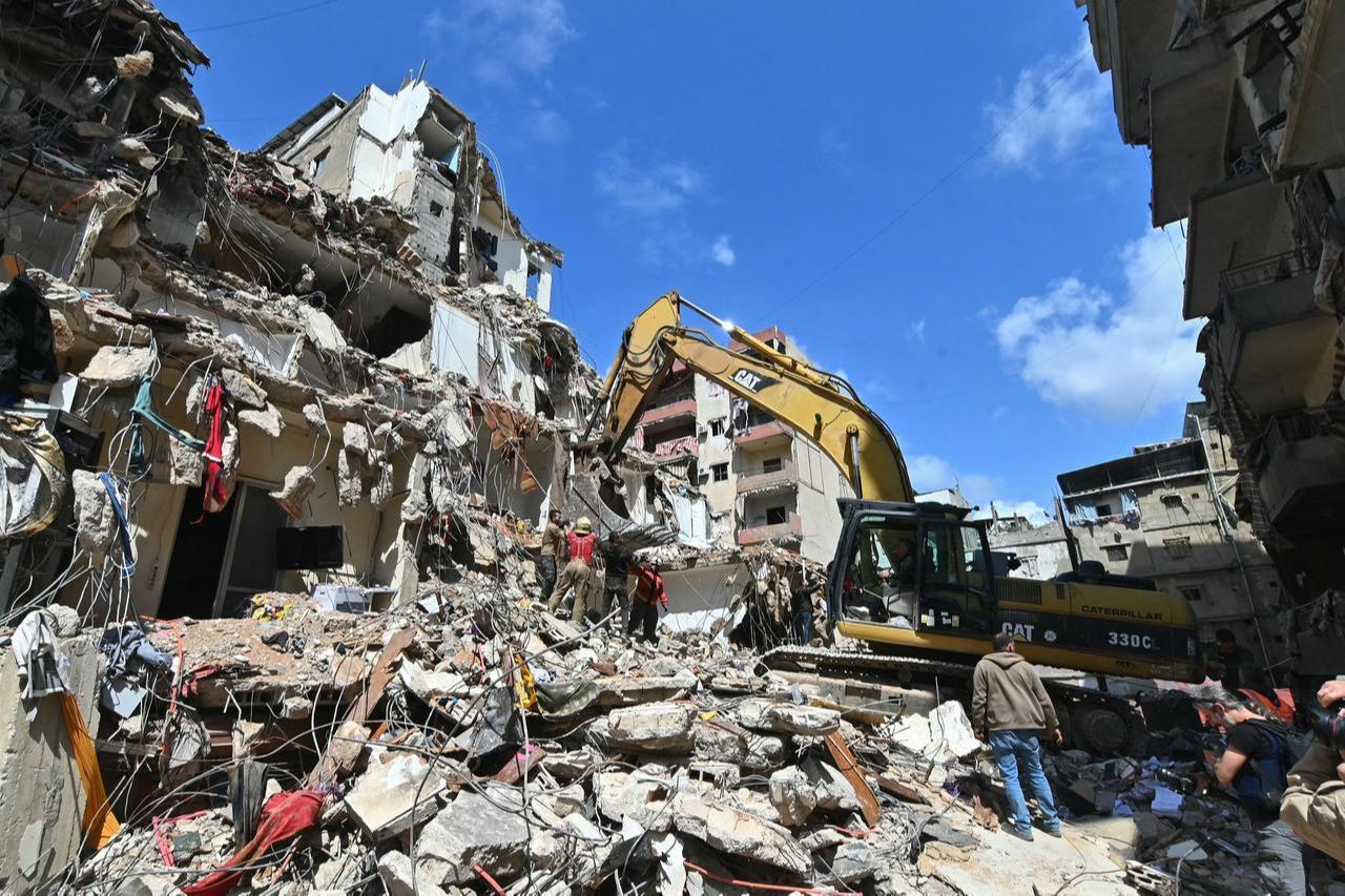 A digger clears the rubble of a building in Beirut's Hay al-Selloum neighborhood, April 10, 2026. (AFP Photo)