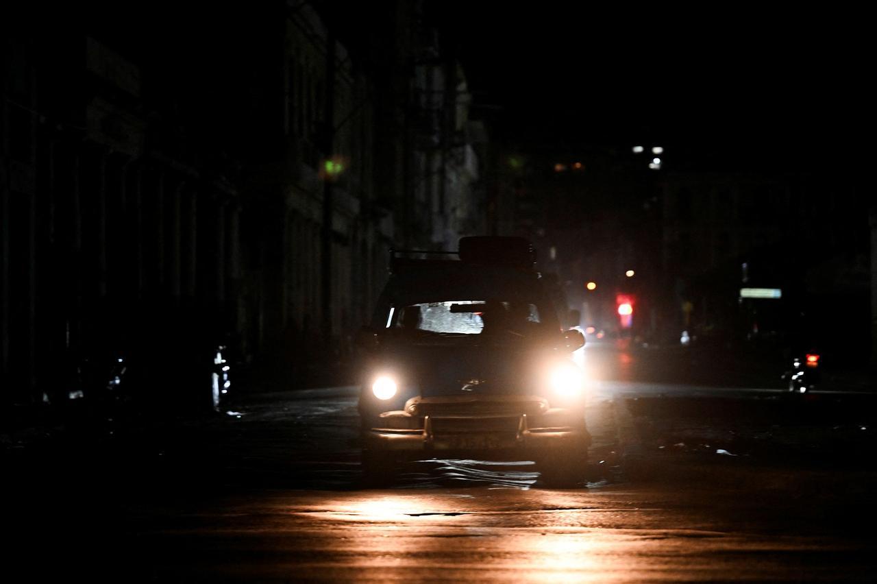 A street is lit by car lights during a nationwide blackout caused by a grid failure in Havana, Cuba, on December 4, 2024. (AFP Photo)