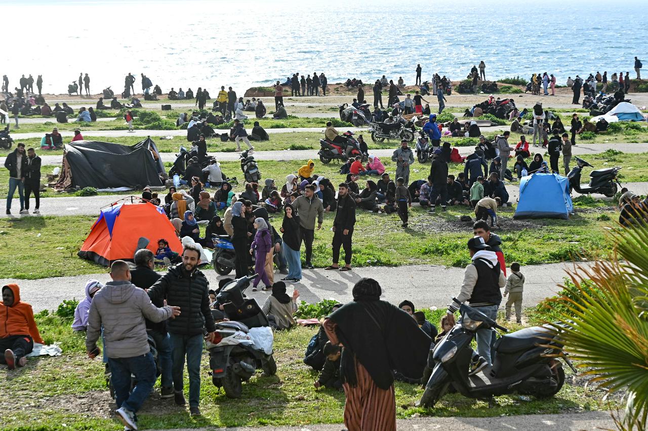 People who fled Beirut’s southern suburbs, threatened by the latest Israeli bombing warning, take refuge on Beirut’s summerland beach on April 9, 2026. (AFP Photo)
