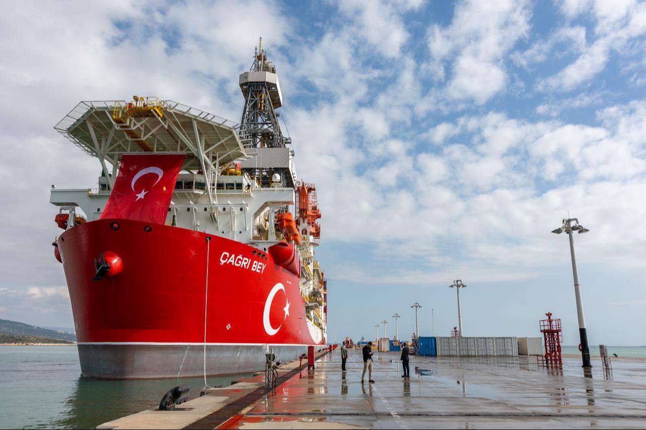 Türkiye’s deep-sea drilling vessel Cagri Bey sets sail to arrive in Somalia’s capital Mogadishu on Friday, April 10, to begin the country’s first offshore deep-sea drilling operation abroad, from Tasucu district of Mersin, Türkiye on January 7, 2026. (AA Photo)
