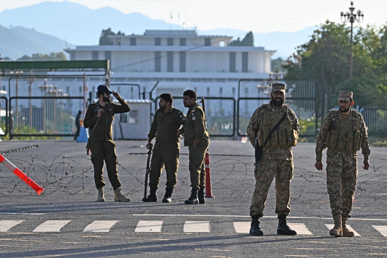 Pakistani soldiers and police officers stand guard near the President House in the Red Zone area in Islamabad, Pakistan on April 10, 2026. (AFP Photo)