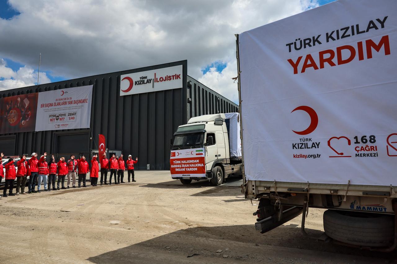 Türkiye sends 48 tons of aid to Iran as humanitarian needs surge