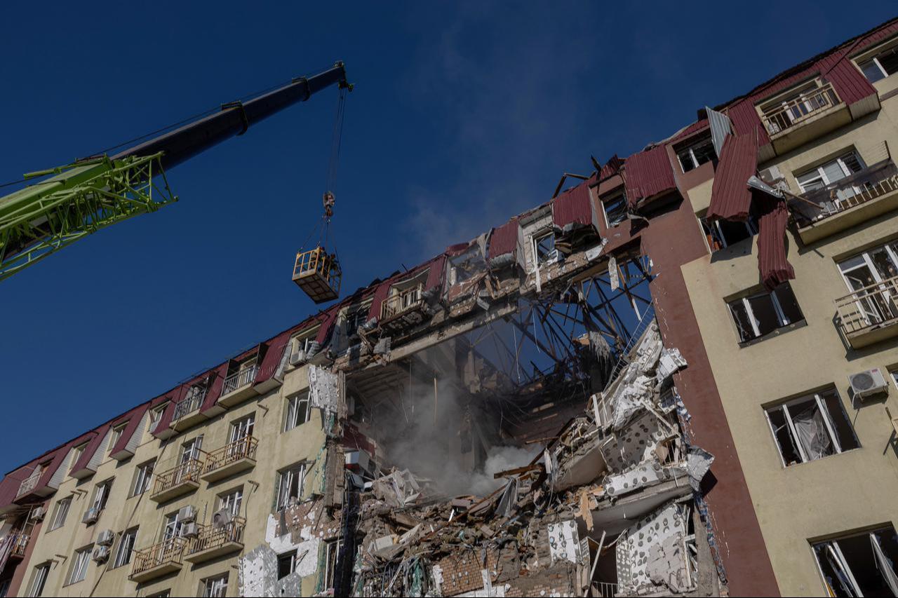 Ukrainian rescuers work at the site of a heavily damaged residential building following a massive strike in Odesa on April 6, 2026. (AFP Photo)