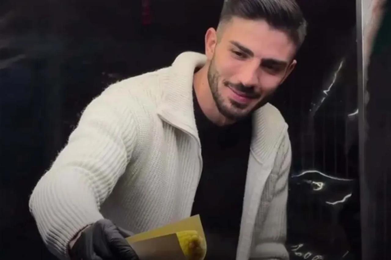 Istanbul's viral 'handsome corn seller' turns into must-visit stop for Russian tourists