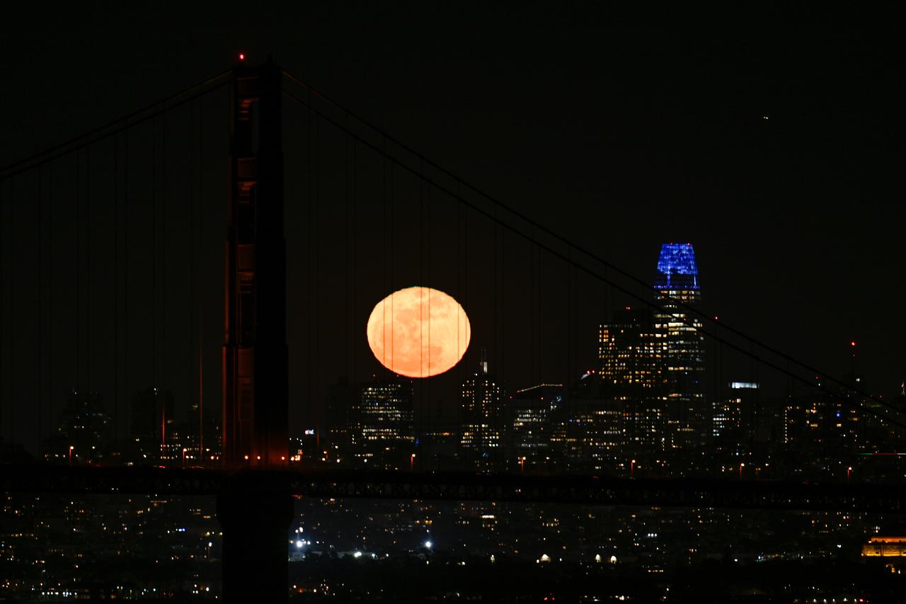 The "Pink Moon" rises over the Golden Gate Bridge, a landmark of San Francisco, California, U.S., April 3, 2026. (AA Photo)
