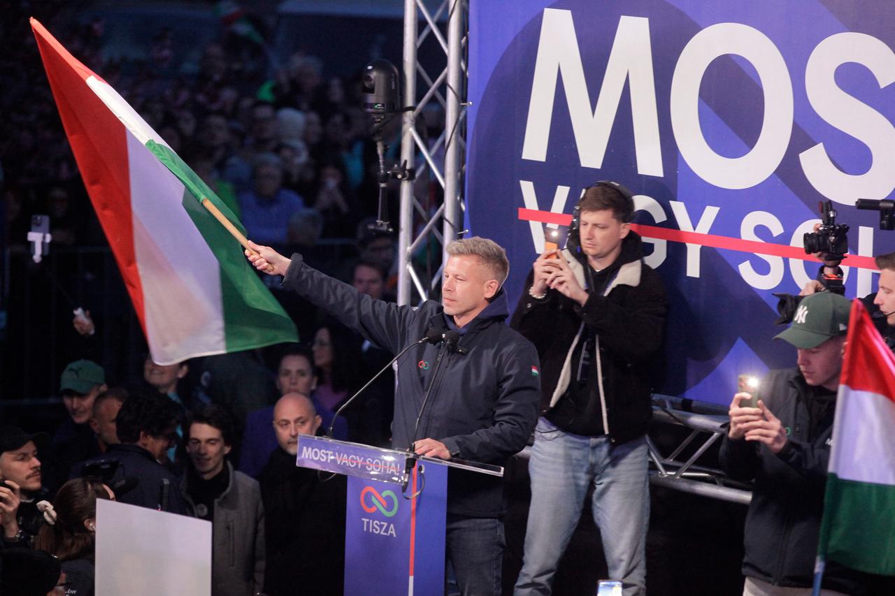 Peter Magyar, head of the Tisza party, wave the Hungarian flag as he addresses supporters during a campaign rally in Miskolc, Hungary, on April 10, 2026. (AFP Photo)