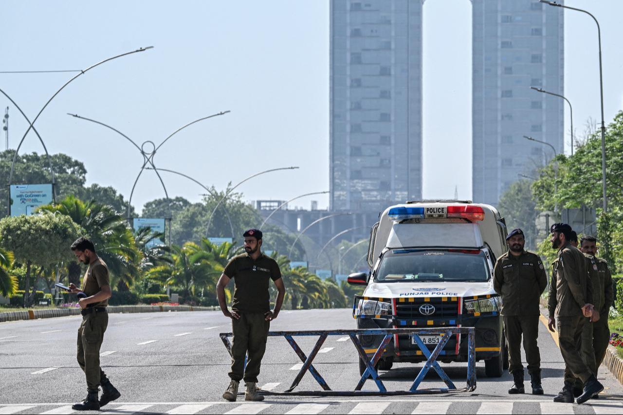 Security personnel keep watch along the cordon street near the expected venue of the US-Iran talks in the Red Zone area of Islamabad, Pakistan on April 10, 2026. (AFP Photo)
