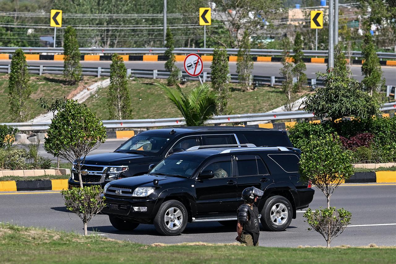 A Pakistani security vehicle (front) escorts a motorcade vehicle carrying a US security officials as it makes its way toward the venue of the US–Iran talks in Islamabad, Pakistan on April 10, 2026. (AFP Photo)