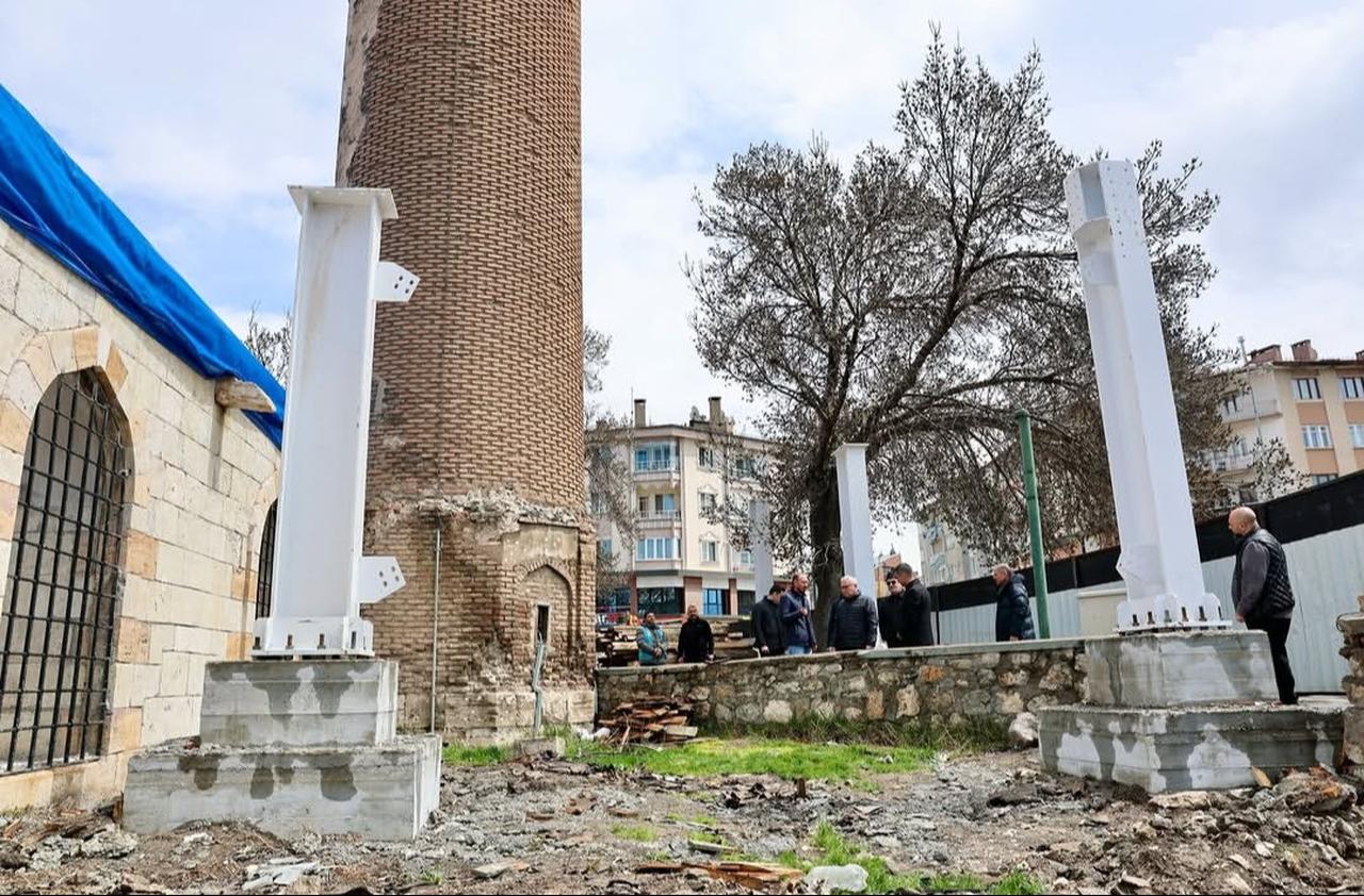 Scaffolding systems are being installed at the Great Mosque of Sivas as part of ongoing restoration works on its historic minaret. Sivas, Türkiye, April 12, 2026. (IHA Photo)