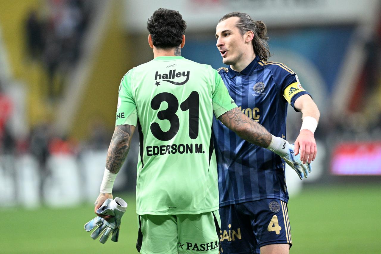 Ederson hit by object, then reacts to TV camera in Fenerbahce win at Kayseri