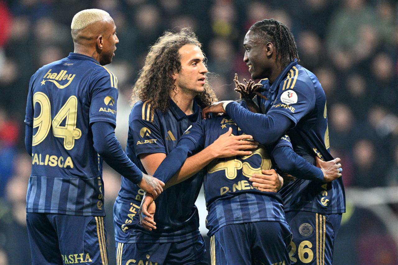 Players of Fenerbahce celebrate after score a goal during the Turkish Super Lig week 29 football match between Zecorner Kayserispor and Fenerbahce at RHG Enerturk Enerji Stadium in Kayseri, Türkiye, April 11, 2026. (AA Photo)