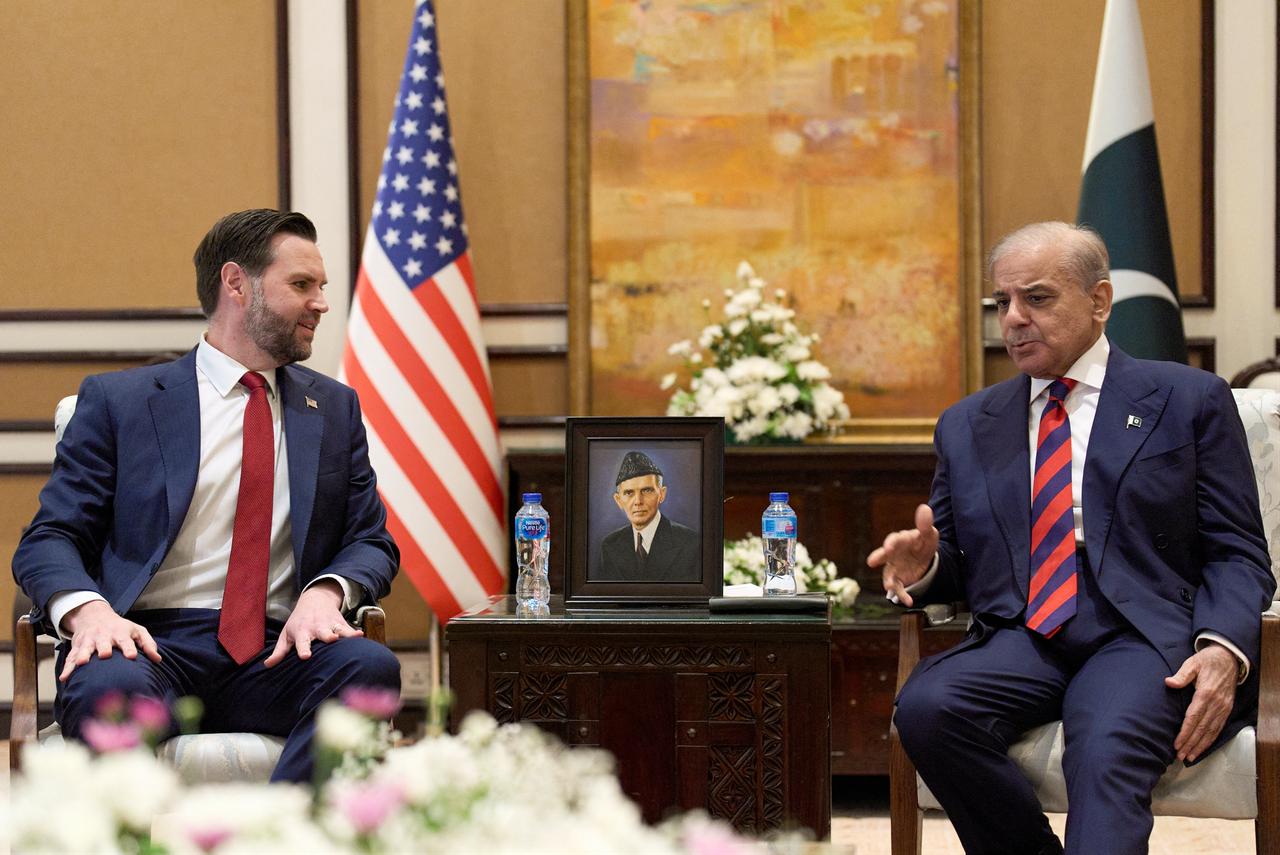 Pakistan's Prime Minister Shehbaz Sharif (R) speaks with US Vice President JD Vance during their meeting amid the US-Iran peace talks in Islamabad on April 11, 2026. (AFP Photo)