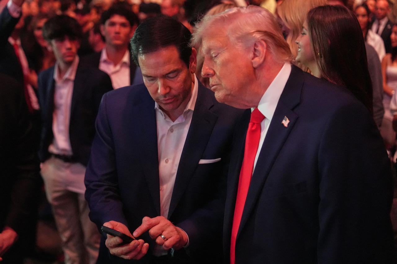 US President Donald Trump speaks with Secretary of State Marco Rubio at UFC 327: Jiri Prochazka vs Carlos Ulberg at Kaseya Center in Miami, April 11, 2026. (AFP Photo)