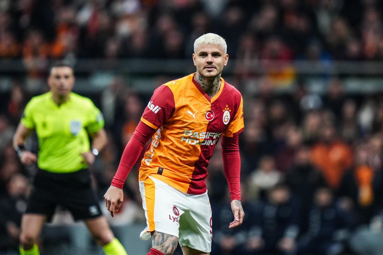 Galatasaray slips as title race heats up, Fenerbahce close in