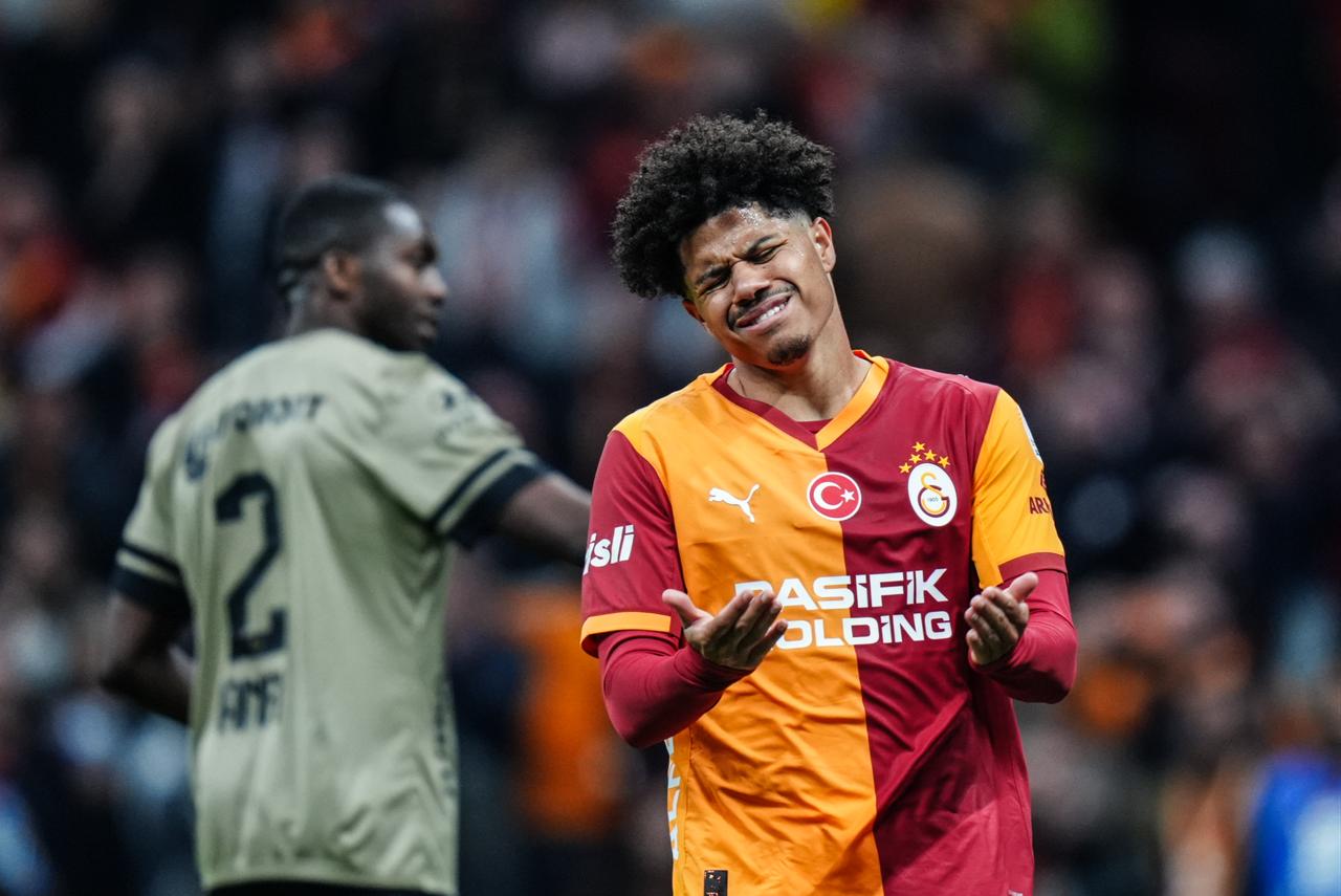 Galatasaray's Gabriel Sara gestures during the Turkish Super Lig week 30 football match between Galatasaray and Kocaelispor at RAMS Park in Istanbul, Türkiye, April 12, 2026. (AA Photo)