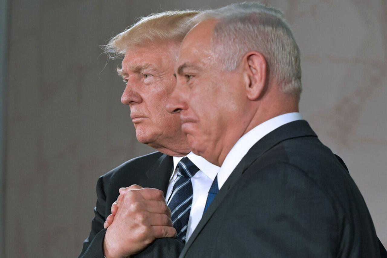 US President Donald Trump (L) and Israel's Prime Minister Benjamin Netanyahu shake hands after delivering a speech at the Israel Museum in Jerusalem, May 23, 2017. (AFP Photo)