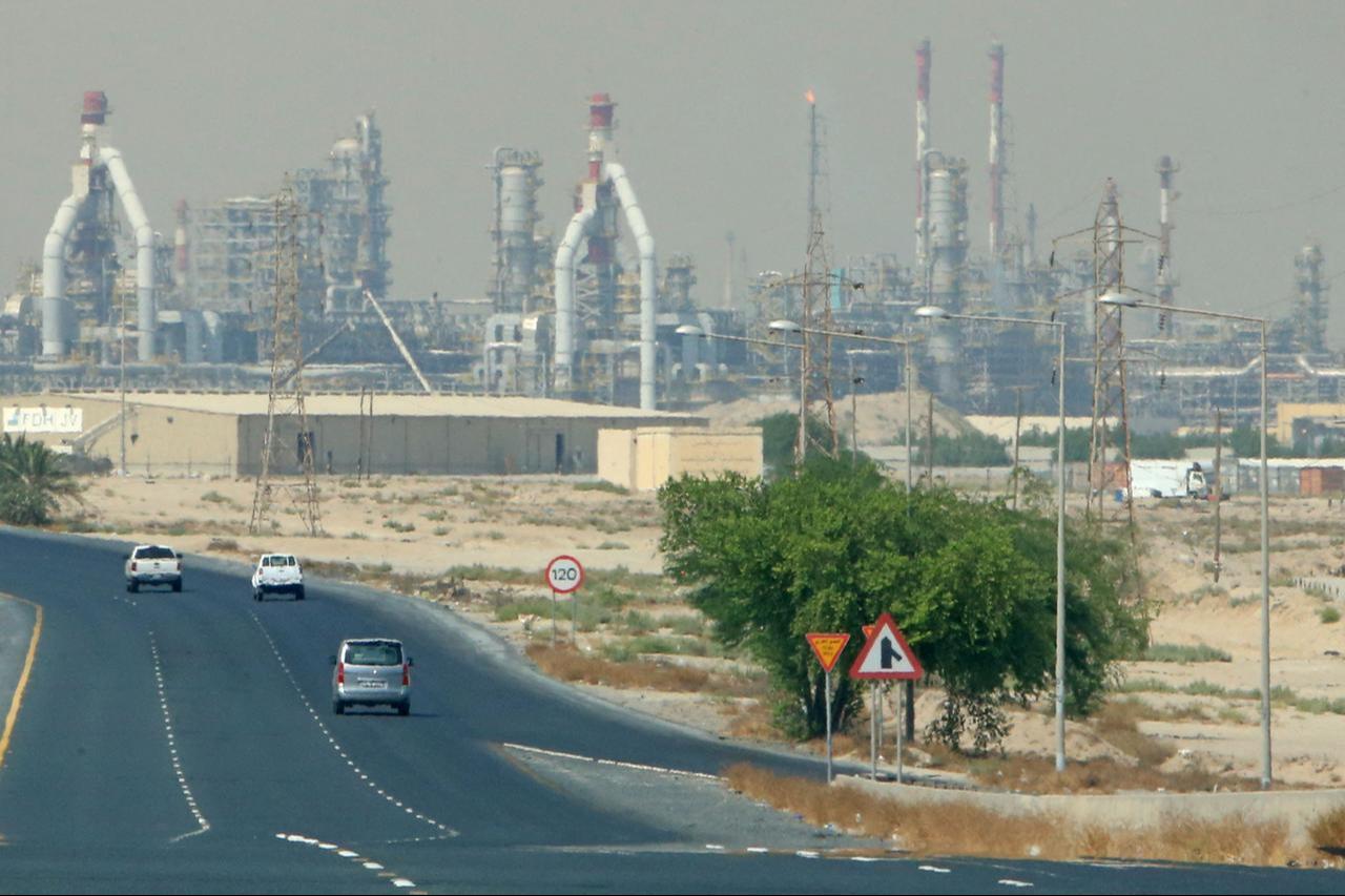 A picture taken on October 13, 2021, shows Kuwait's largest oil refinery at the Al-Ahmadi complex, about 40 kilometers (25 miles) south of the capital, Kuwait City. (AFP Photo)