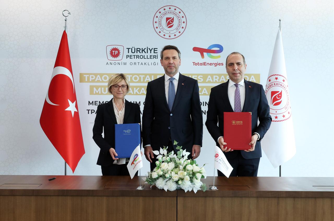 Türkiye’s Energy and Natural Resources Minister Alparslan Bayraktar (center) stands with representatives of TPAO and TotalEnergies during the signing of a memorandum of understanding on hydrocarbon exploration in Istanbul, Türkiye, April 13, 2026. (Photo via X/@aBayraktar1)