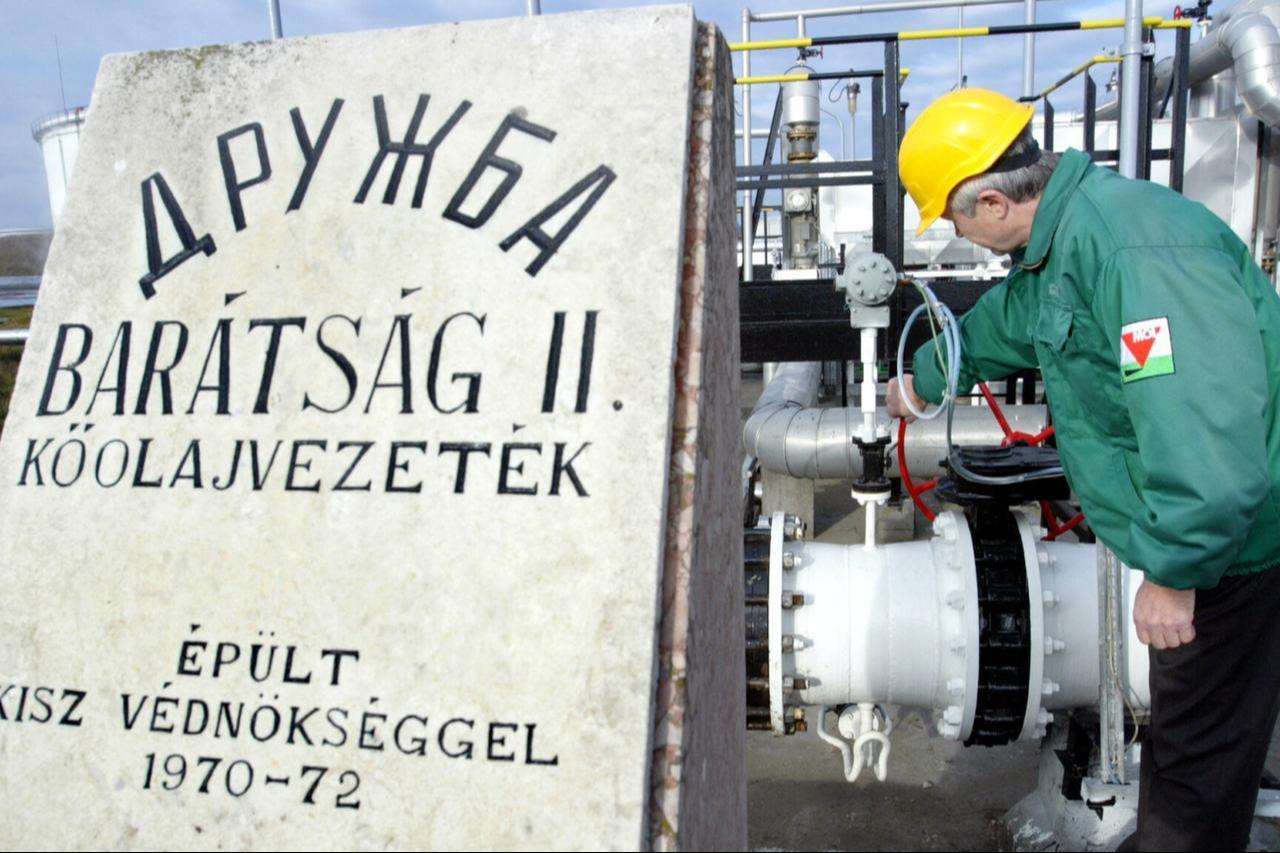 Hungarian engineer Miklos Sziva checks the pressure at the refinery plant of the receiving station of the oil pipeline Friendship or Druzhba, in Szazhalombatta, some 30 kms south of Budapest, 09 January 2007. (AFP Photo)