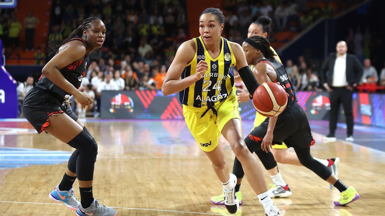 A Fenerbahce Alagoz player dribbles past defenders during a women’s basketball game (Photo via TRT)