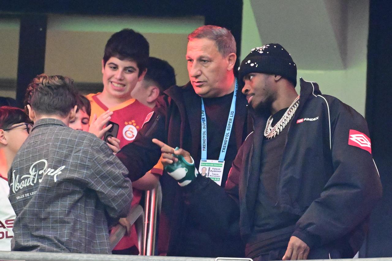 Galatasaray coach Buruk urges Osimhen: 'We need you now'