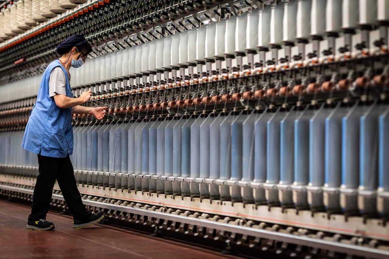 Inside one of the Italian yarn companies where natural, noble and innovative fibers are selected and transformed into yarn, combining proprietary production systems with advanced machinery to create seasonal and all-year-round collections (Photo by Lanificio dell’Olivo).