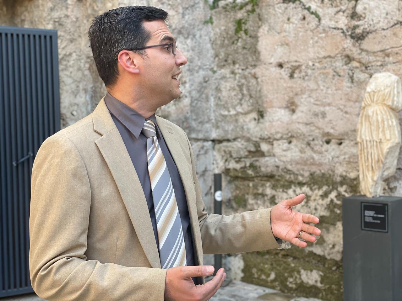 Museum Director Melih Kilinc speaks during a guided tour at Side Museum, Antalya, Türkiye, April 8, 2026. (Photo by Koray Erdogan/Türkiye Today)
