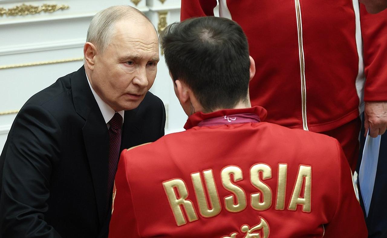 Russian President Vladimir Putin meets with Russian Paralympic medallists from the Milano Cortina 2026 Winter Paralympic Games during a state awards ceremony at the Kremlin in Moscow, March 19, 2026. (AFP Photo)