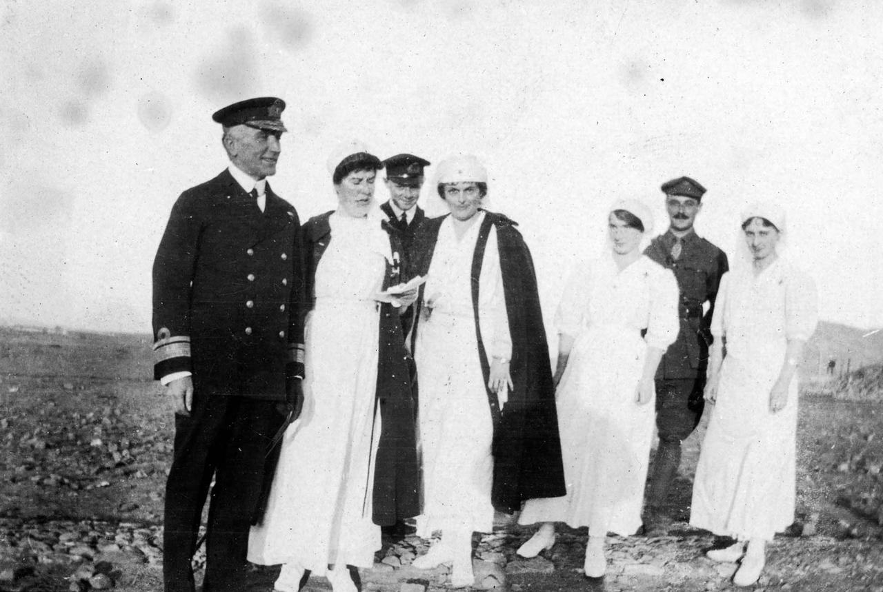 French nurses on the island of Lemnos speak with British officers during the Gallipoli Campaign, 1915. (Photo via Little Gully Publishing)