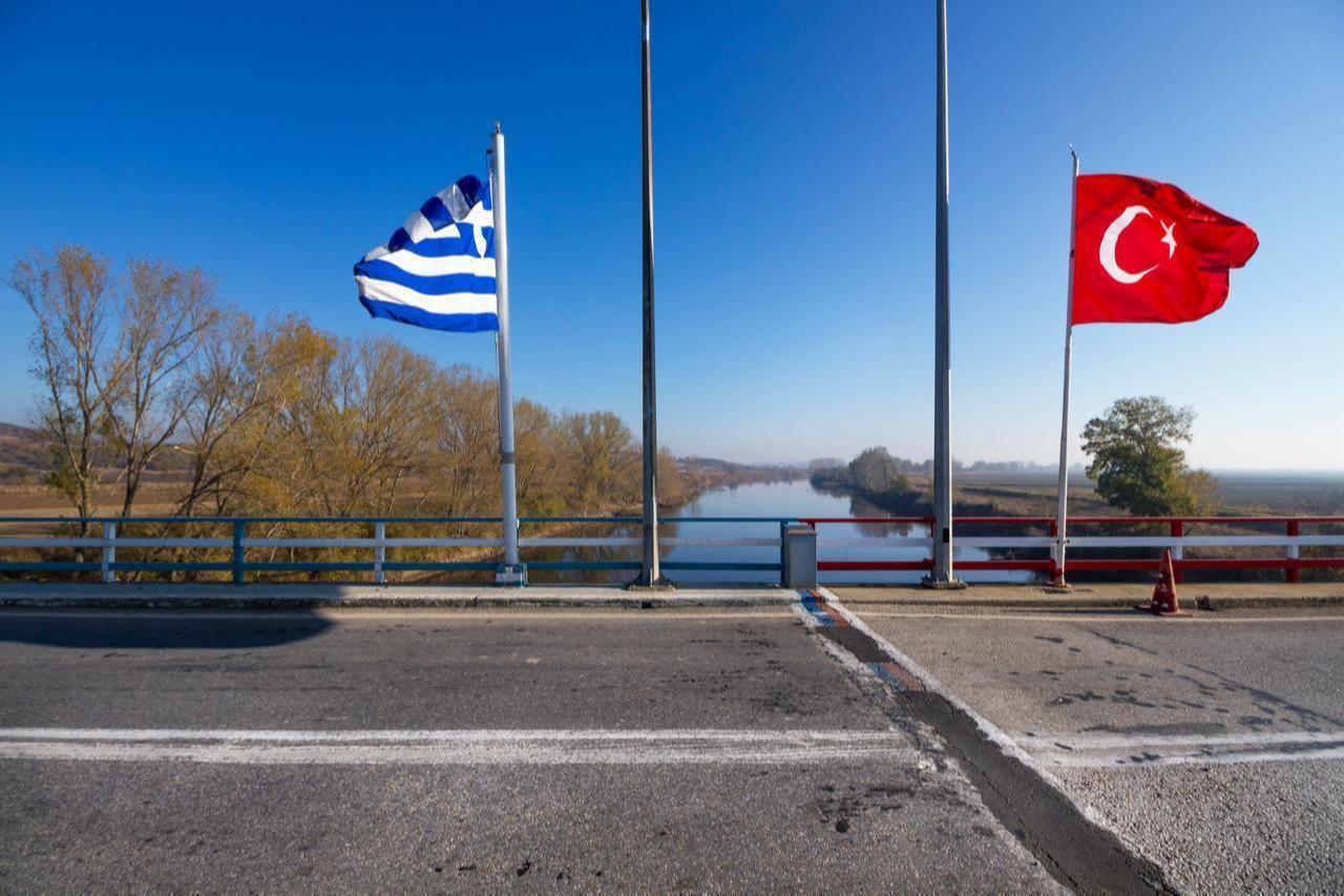 The borders between the countries Greece and Türkiye, right on the bridge over Meric (Evros) river, the exact point where the two countries meet, accessed on December 18, 2025. (Adobe Stock Photo)