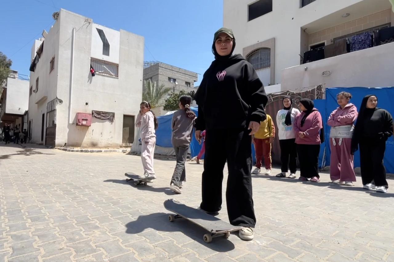 In Gaza, teen skater offers escape for displaced children