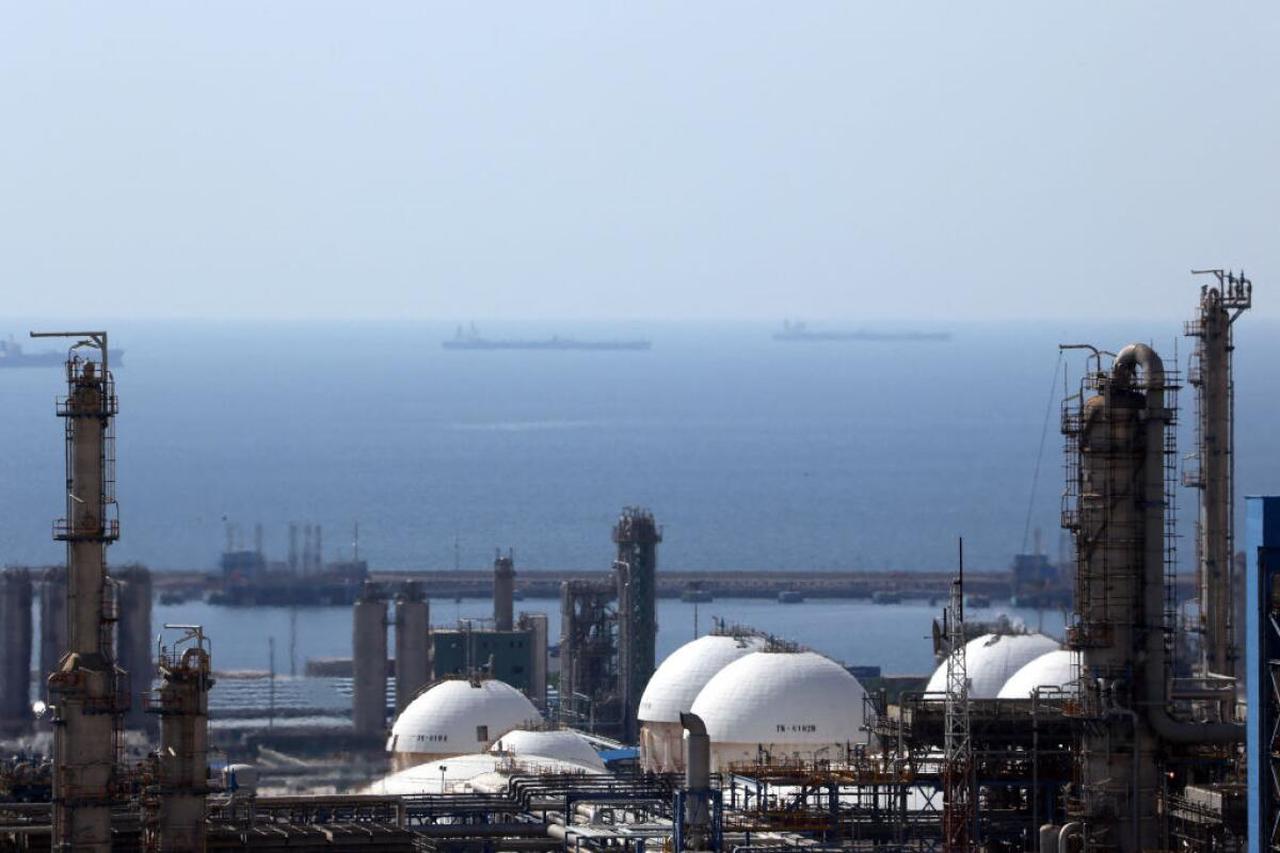 A picture shows a general view of the phase 17-18 of the South Pars gas field facilities in the southern Iranian port town of Assaluyeh on the shore of the Gulf on November 19, 2015. (AFP Photo)