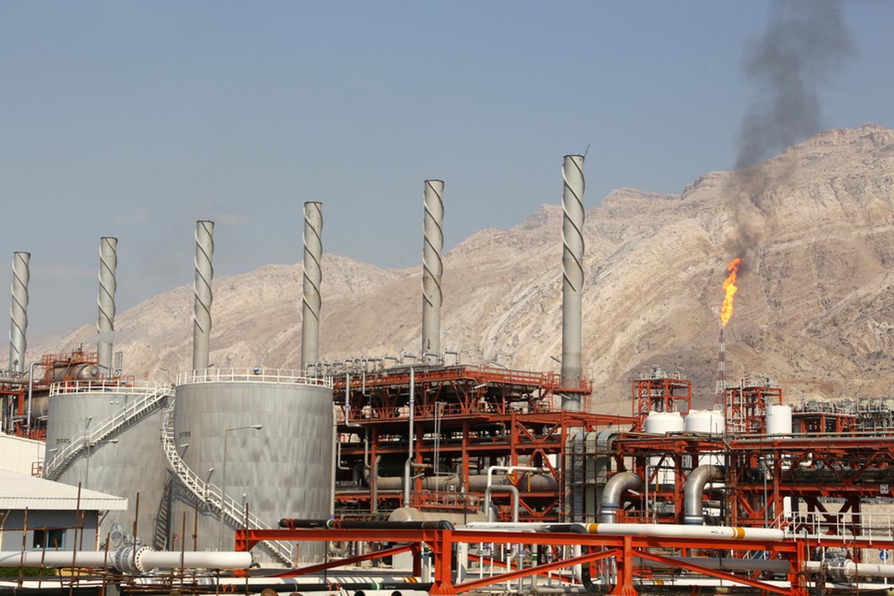 A picture shows a general view of the phase 17-18 of the South Pars gas field facilities in the southern Iranian port town of Assaluyeh on the shore of the Gulf on Nov. 19, 2015. (AFP Photo)